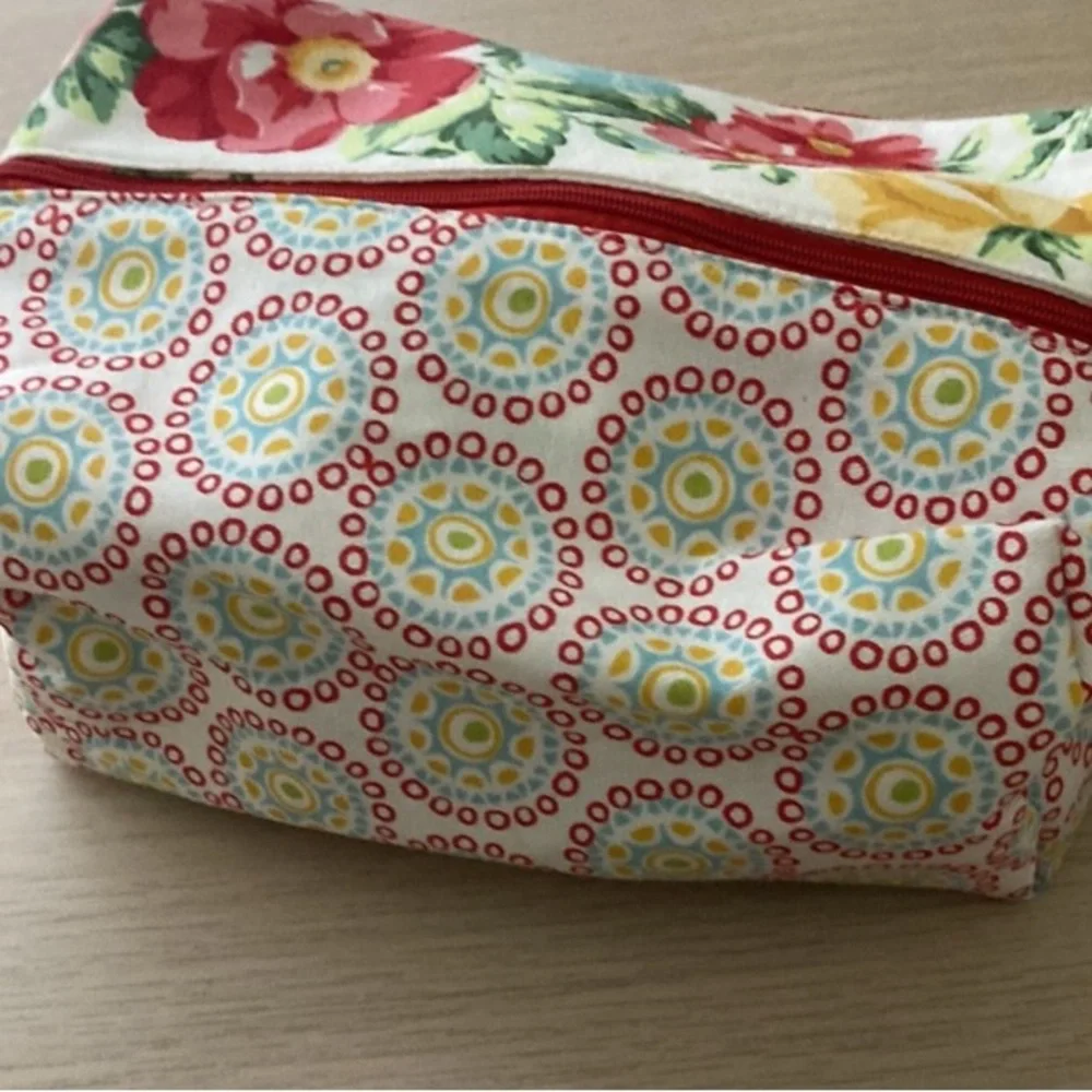 NWOT Set of 2 flora makeup or toiletry bags, large 12” small 10”, matching set